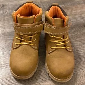 Oshkosh toddler boots size 8